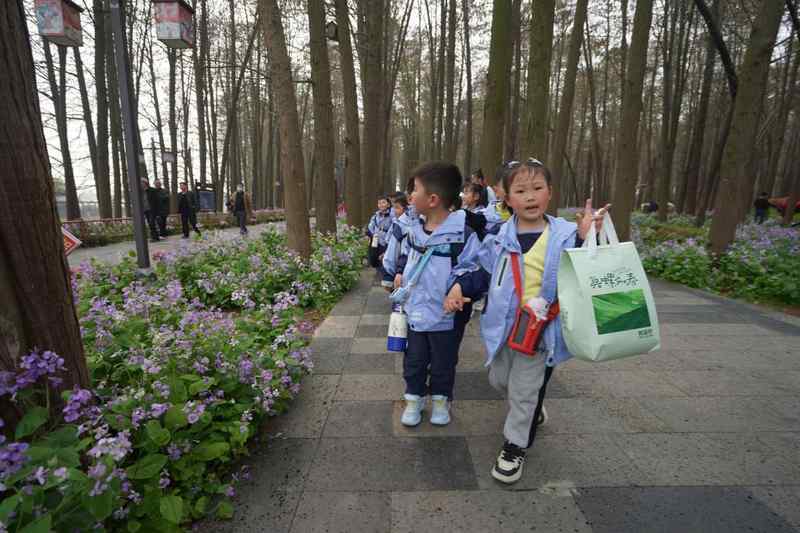 亲子成长焦虑：沉浸式研学带来的心理慰藉 情感心理 亲子成长焦虑：沉浸式研学带来的心理慰藉 情感心理