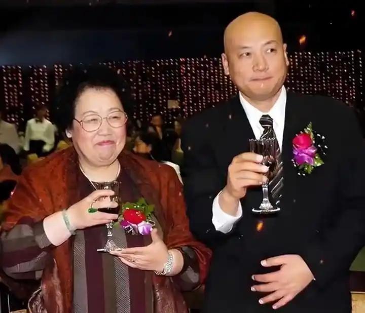  那个每天只花10块钱的女人，走了：一段跨越三十年的爱情与坚守 情感心理 那个每天只花10块钱的女人，走了：一段跨越三十年的爱情与坚守 情感心理